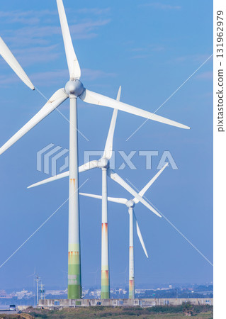 白色風力發電機矗立在海岸旁 白色風力發電機矗立在海岸旁 131962979