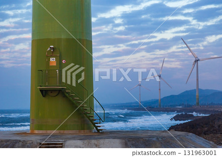 白色風力發電機矗立在海岸旁 白色風力發電機矗立在海岸旁 131963001