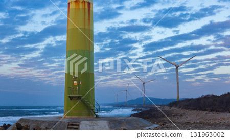 白色風力發電機矗立在海岸旁 131963002