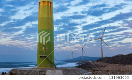 白色風力發電機矗立在海岸旁 白色風力發電機矗立在海岸旁 131963003