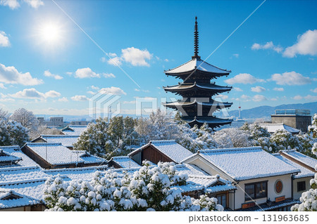 八坂塔、五重塔與京都塔、雪景 131963685
