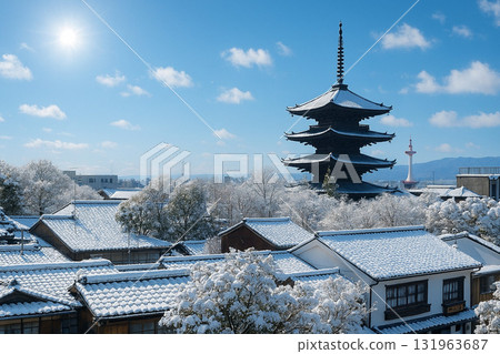 八坂塔、五重塔與京都塔、雪景 131963687