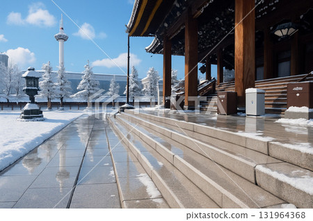 雪中的東本願寺和京都塔 131964368
