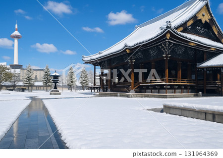 雪中的東本願寺和京都塔 131964369