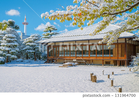 雪中的涉成園和京都塔 131964700