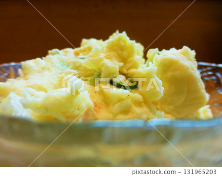 玻璃碗盛著馬鈴薯沙拉。這張照片是逆光拍攝的，看起來很滋滋作響。 131965203