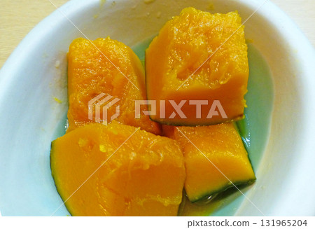 一小碗煮南瓜的照片，一道美味又甜美的秋季蔬菜 131965204
