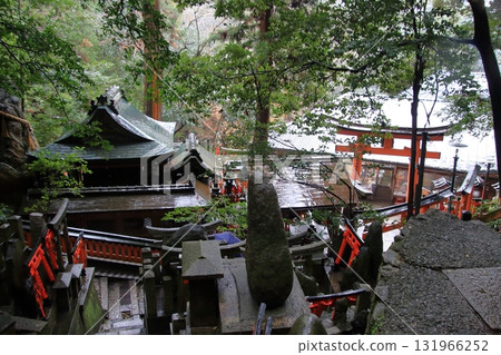 Kyoto: Fushimi Inari Shrine with its thousand torii gates Kyoto: Fushimi Inari Shrine with its thousand torii gates 131966252