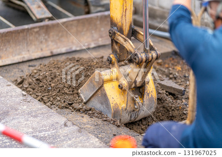 自來水廠、水管更換、道路、瀝青鋪設、挖掘、明挖施工方法 自來水廠、水管更換、道路、瀝青鋪設、挖掘、明挖施工方法 131967025