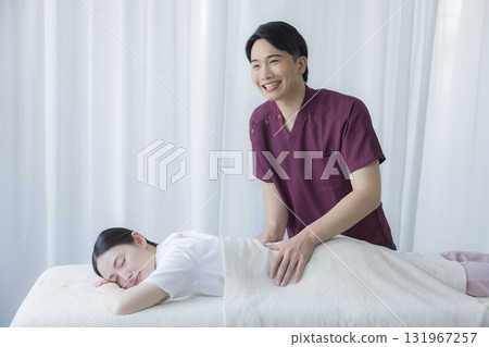 一個女人接受住宿 131967257