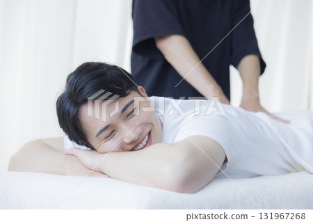 接受脊椎矯正治療的男子 131967268