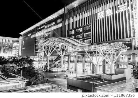 福岡博多站博多出口的夜晚，單色 131967356