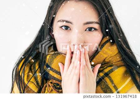 一位戴著圍巾的年輕女子的肖像 一位戴著圍巾的年輕女子的肖像 131967418