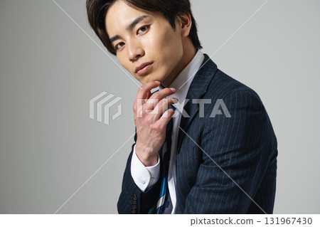 A young businessman in his twenties wearing a suit 131967430