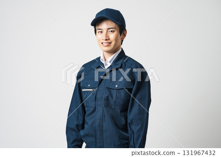一名 20 多歲、身穿工作服的年輕人 131967432