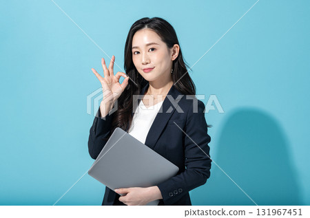 穿著西裝的職業婦女用手指打出「OK」手勢 131967451