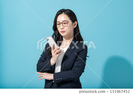 一位年輕的職業女性正在看她的智慧型手機 一位年輕的職業女性正在看她的智慧型手機 131967452