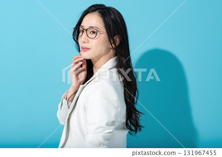 戴眼鏡的年輕職業女性肖像 戴眼鏡的年輕職業女性肖像 131967455