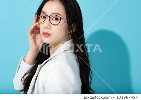 戴眼鏡的年輕職業女性肖像 戴眼鏡的年輕職業女性肖像 131967457