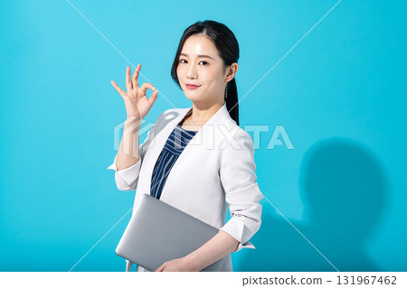 一位穿著西裝的職業女性做出「OK」手勢 131967462