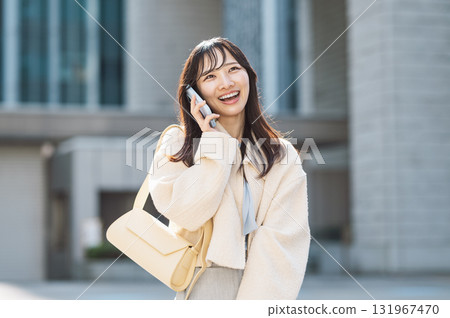 一名二十多歲的年輕女性正在用智慧型手機聊天 131967470