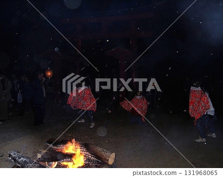 Iwamatsu Lion Dance (November 23, 2002) Performed in the grounds of Iwamatsu Hachiman Shrine, receiving cold Akagi oroshi (dried rice from the Akagi mountain). Iwamatsu Lion Dance (November 23, 2002) Performed in the grounds of Iwamatsu Hachiman Shrine, receiving cold Akagi oroshi (dried rice from the Akagi mountain). 131968065