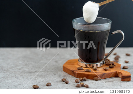 將鮮奶油加入熱咖啡中 將鮮奶油加入熱咖啡中 131968170