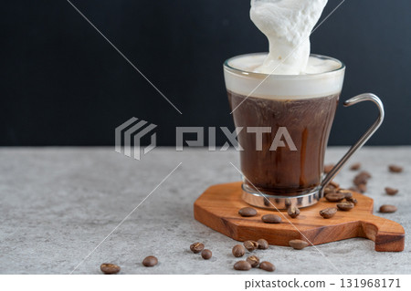 在咖啡中加入大量鮮奶油，製成維也納咖啡（Einspänner） 131968171