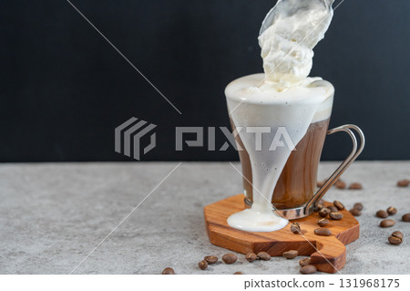 維也納咖啡奶油從杯子裡溢出 維也納咖啡奶油從杯子裡溢出 131968175