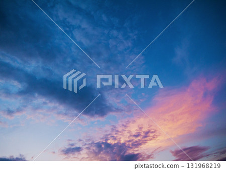 在夕陽下沾染的雲 131968219