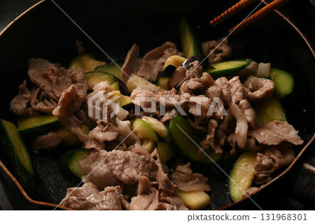 Stir-fried meat vegetables 131968301