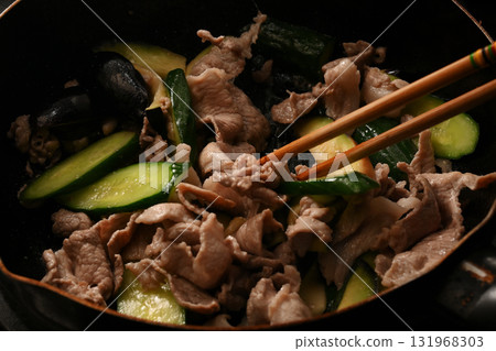 炒肉炒蔬菜 131968303