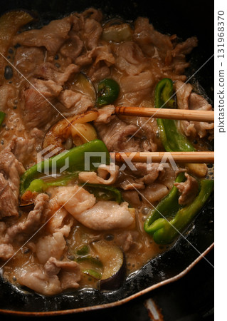 將茄子、青椒、豬肉與味噌一起炒 將茄子、青椒、豬肉與味噌一起炒 131968370