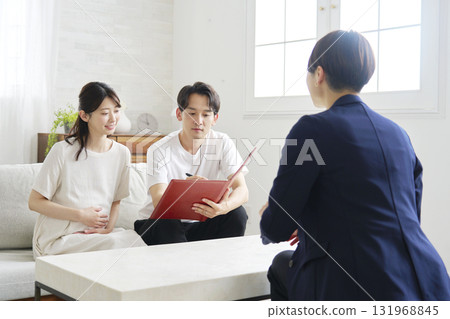理財規劃師正在與一對 20 多歲的夫婦交談 131968845