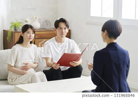 理財規劃師正在與一對 20 多歲的夫婦交談 131968846