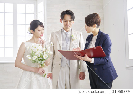 婚禮司儀和新娘新郎一邊擔心一邊開會 131968879
