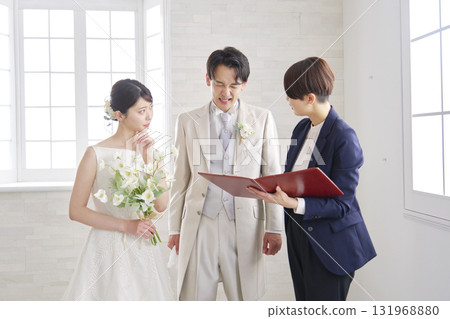 婚禮司儀和新娘新郎一邊擔心一邊開會 131968880