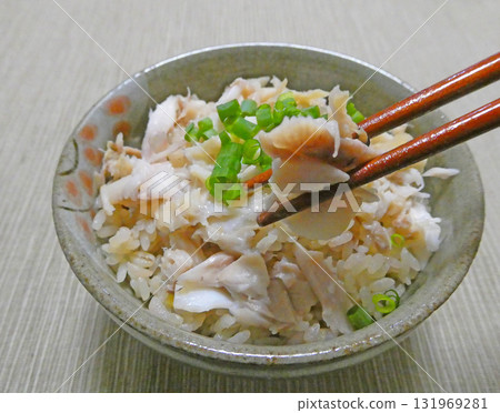 The delicious flavor and elegant aroma of sea bream, a photo of freshly cooked sea bream rice 131969281