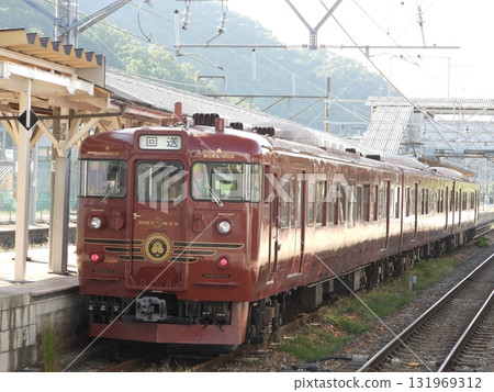 停靠信濃鐵道屋代站的六門觀光列車 131969312