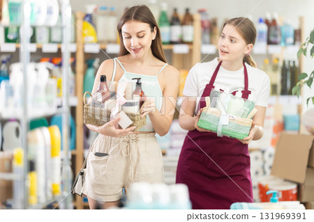 Saleswoman offers a woman a gift set for a bath in a supermarket 131969391