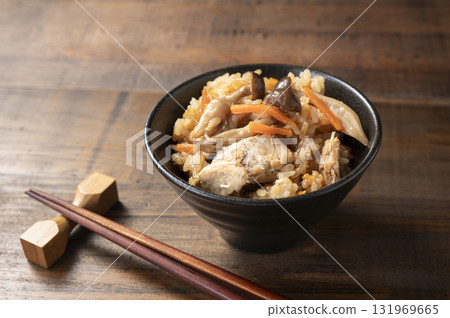 Canned salmon and mushroom rice 131969665