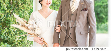 新娘和新郎走在婚禮大廳(入口,婚禮,亞洲人) 新娘和新郎走在婚禮大廳(入口,婚禮,亞洲人) 131970049