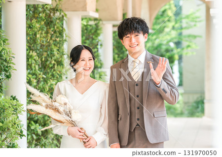 新娘和新郎走在婚禮大廳（入口，婚禮，亞洲人） 131970050