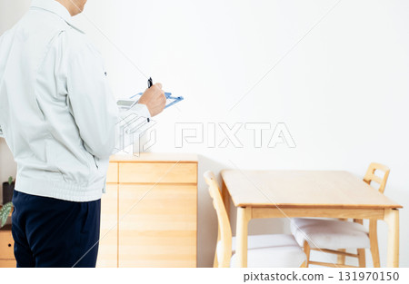 一名身穿工作服的男子正在檢查家具 131970150