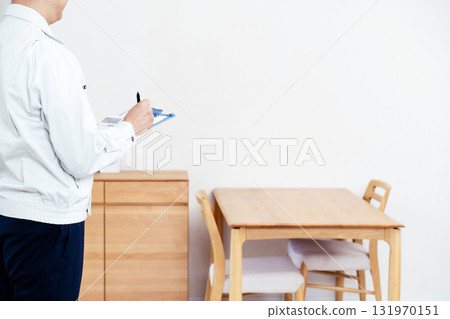 一名身穿工作服的男子正在檢查家具 131970151
