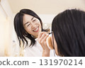 一位中年女化妝師為年輕女子化妝 131970214