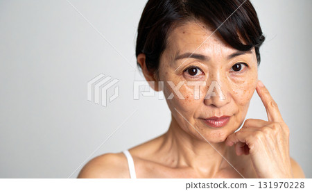 老年女性和皮膚問題 131970228