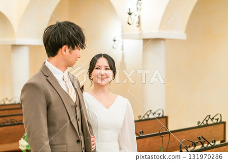 婚禮場地，新娘和新郎走下教堂（aisin aisle，教堂，chapel） 131970286