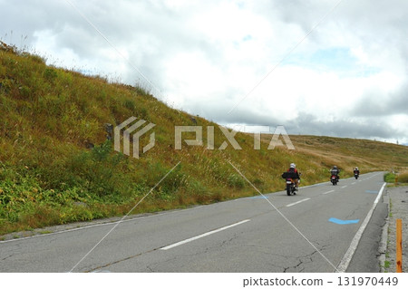 Riders on the Venus Line road (near Kirigamine Fujimidai) 131970449