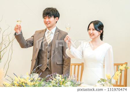 新娘和新郎在婚宴上敬酒(香檳、酒精、飲酒) 新娘和新郎在婚宴上敬酒(香檳、酒精、飲酒) 131970474